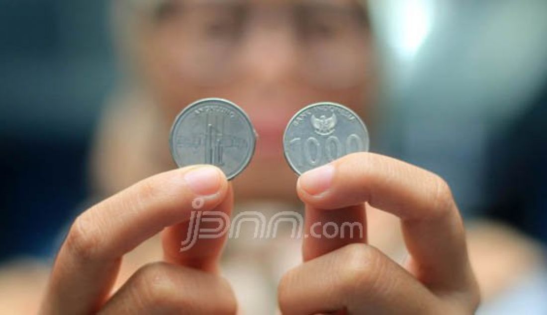 DIGANJAR HADIAH: Minggu (30/10) nanti, masyarakat diajak menukar uang pecahan logam yang tak terpakai di Lapangan Merdeka, Balikpapan, Rabu (26/10). Foto: Anggi P/Kaltim Post - JPNN.com