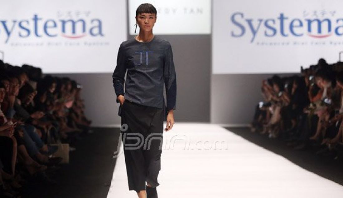 Model mengenakan pakaian dari rancangan desainer Jeffry Tan pada Jakarta Fashion Week 2017 di Senayan City, Jakarta, Rabu (26/10). Foto : Ricardo/JPNN.com - JPNN.com