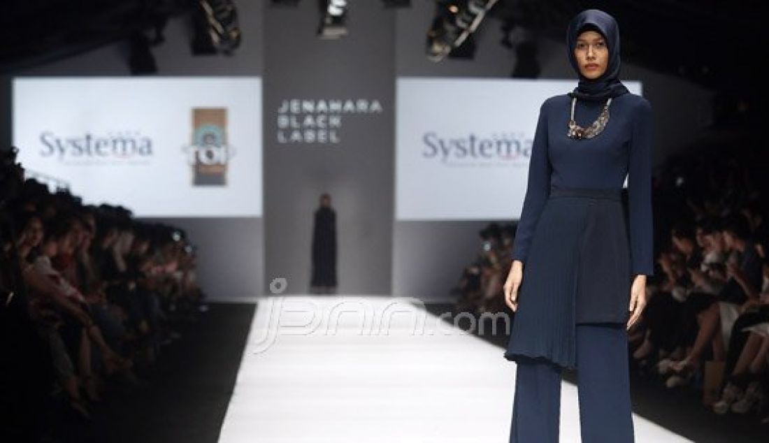 Model mengenakan pakaian dari rancangan desainer Jenahara pada Jakarta Fashion Week 2017 di Senayan City, Jakarta, Rabu (26/10). Foto : Ricardo/JPNN.com - JPNN.com