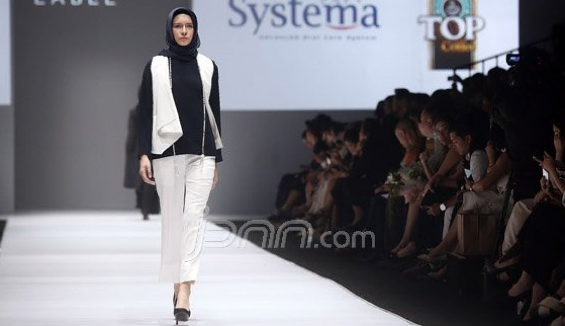 Model mengenakan pakaian dari rancangan desainer Jenahara pada Jakarta Fashion Week 2017 di Senayan City, Jakarta, Rabu (26/10). Foto : Ricardo/JPNN.com - JPNN.com