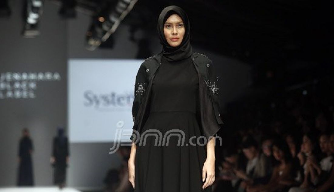 Model mengenakan pakaian dari rancangan desainer Jenahara pada Jakarta Fashion Week 2017 di Senayan City, Jakarta, Rabu (26/10). Foto : Ricardo/JPNN.com - JPNN.com