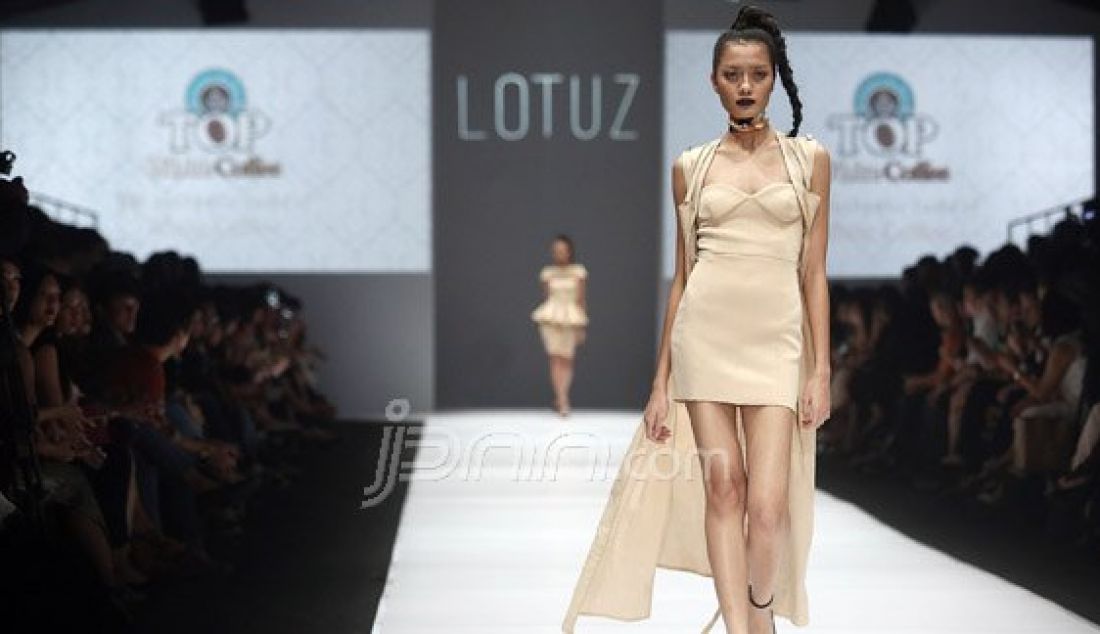 Model mengenakan pakaian dari rancangan desainer Lotuz pada Jakarta Fashion Week 2017 di Senayan City, Jakarta, Rabu (26/10). Foto : Ricardo/JPNN.com - JPNN.com