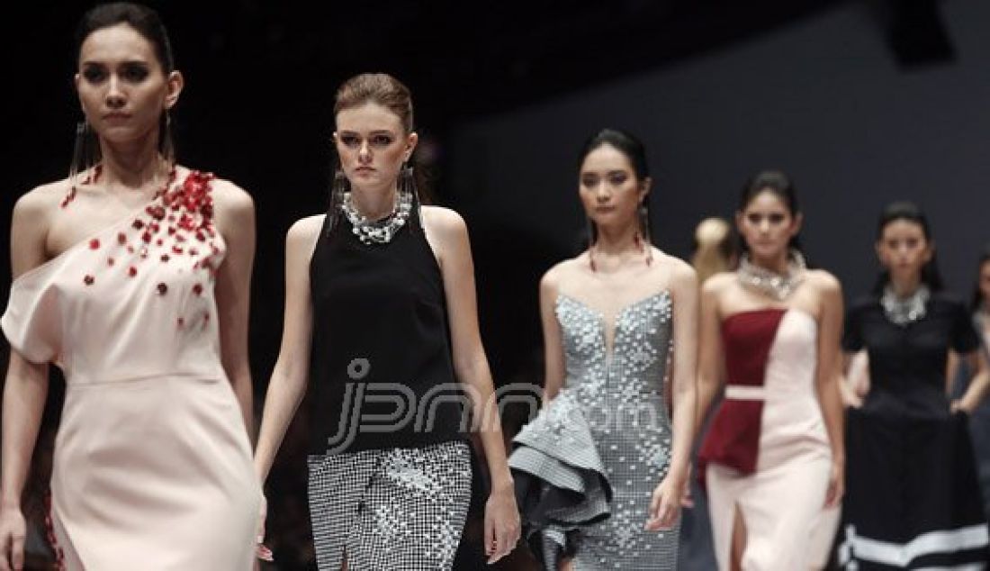 Model mengenakan pakaian dari rancangan desainer Frej pada Jakarta Fashion Week 2017 di Senayan City, Jakarta, Rabu (26/10). Foto : Ricardo/JPNN.com - JPNN.com