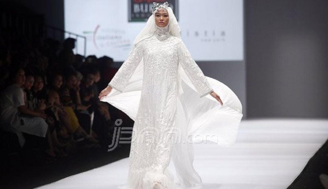 Model mengenakan pakaian dari rancangan desainer Oki Setiana Dewi pada Jakarta Fashion Week 2017 di Senayan City, Jakarta, Rabu (26/10). Foto : Ricardo/JPNN.com - JPNN.com