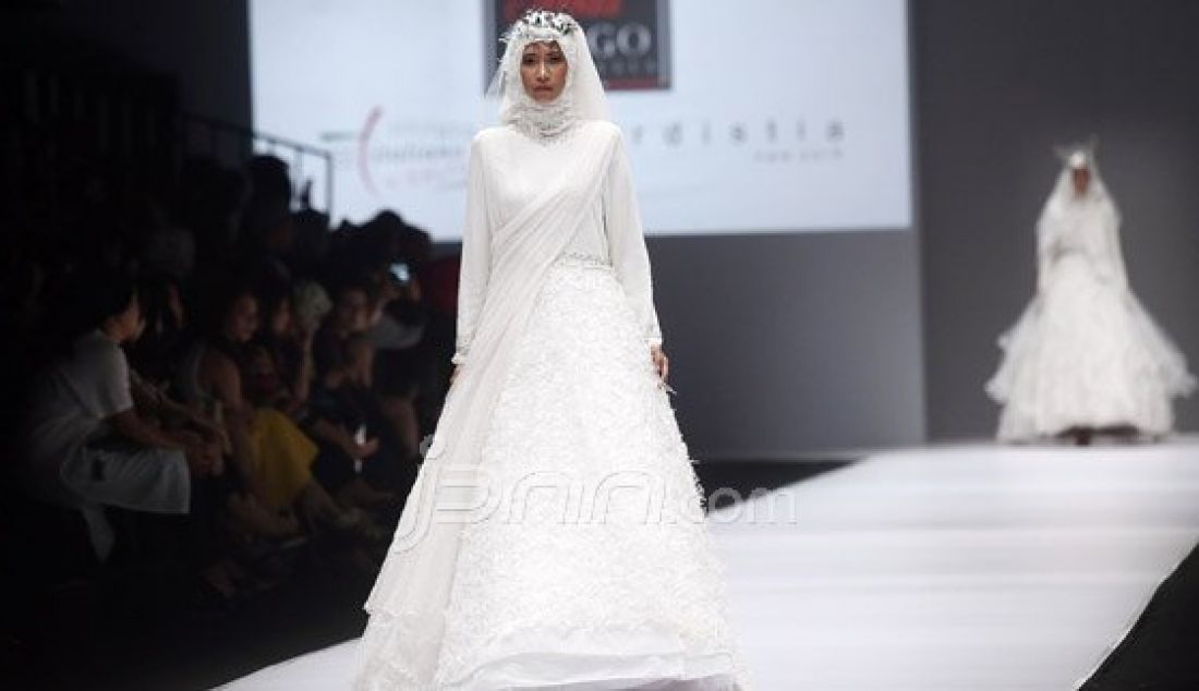 Model mengenakan pakaian dari rancangan desainer Oki Setiana Dewi pada Jakarta Fashion Week 2017 di Senayan City, Jakarta, Rabu (26/10). Foto : Ricardo/JPNN.com - JPNN.com