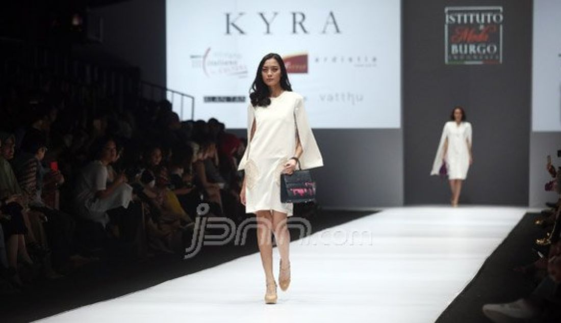 Model mengenakan pakaian dari rancangan desainer Kyra pada Jakarta Fashion Week 2017 di Senayan City, Jakarta, Rabu (26/10). Foto : Ricardo/JPNN.com - JPNN.com