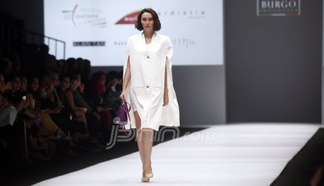 Model mengenakan pakaian dari rancangan desainer Kyra pada Jakarta Fashion Week 2017 di Senayan City, Jakarta, Rabu (26/10). Foto : Ricardo/JPNN.com - JPNN.com