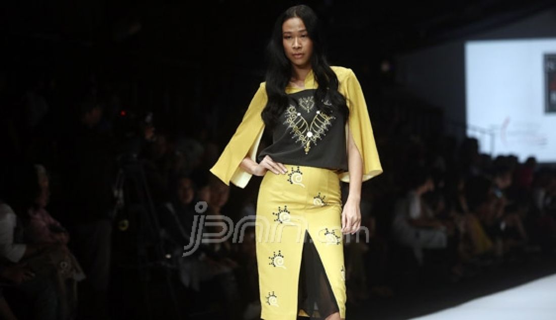 Model mengenakan pakaian dari rancangan desainer Vatthu pada Jakarta Fashion Week 2017 di Senayan City, Jakarta, Rabu (26/10). Foto : Ricardo/JPNN.com - JPNN.com