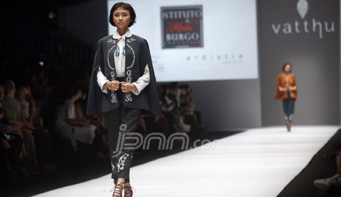 Model mengenakan pakaian dari rancangan desainer Vatthu pada Jakarta Fashion Week 2017 di Senayan City, Jakarta, Rabu (26/10). Foto : Ricardo/JPNN.com - JPNN.com