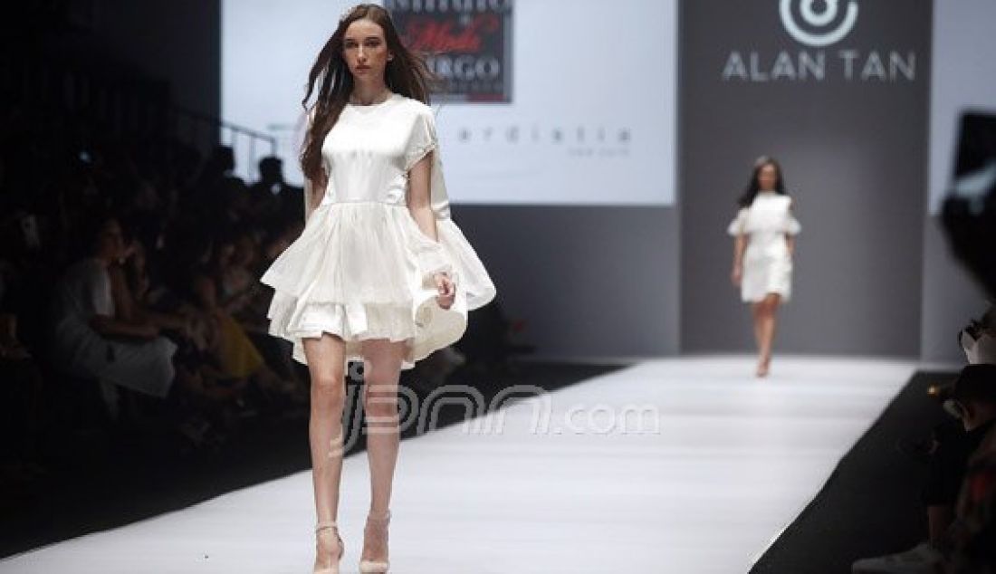 Model mengenakan pakaian dari rancangan desainer Alan Tan pada Jakarta Fashion Week 2017 di Senayan City, Jakarta, Rabu (26/10). Foto : Ricardo/JPNN.com - JPNN.com