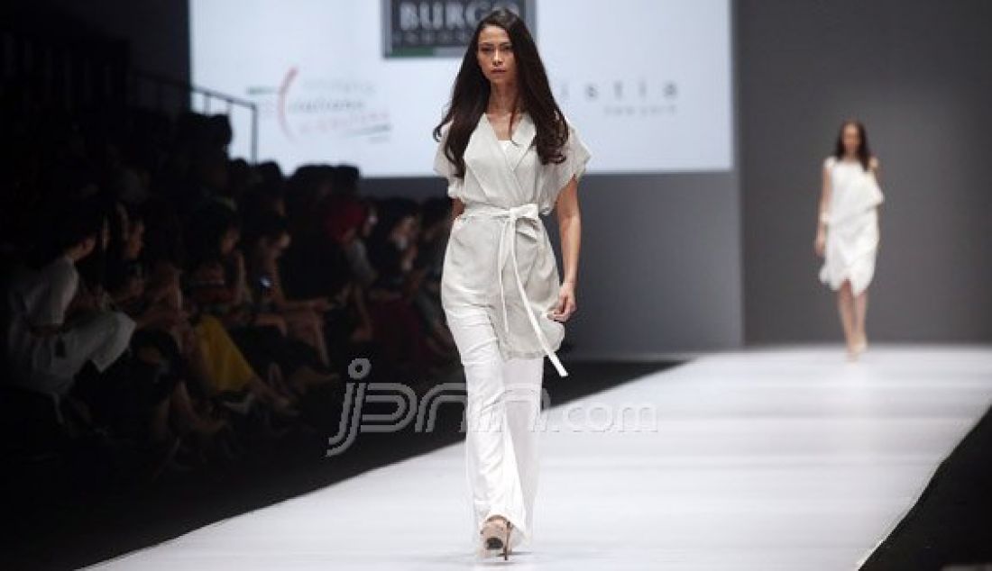 Model mengenakan pakaian dari rancangan desainer Ardistia New York pada Jakarta Fashion Week 2017 di Senayan City, Jakarta, Rabu (26/10). Foto : Ricardo/JPNN.com - JPNN.com