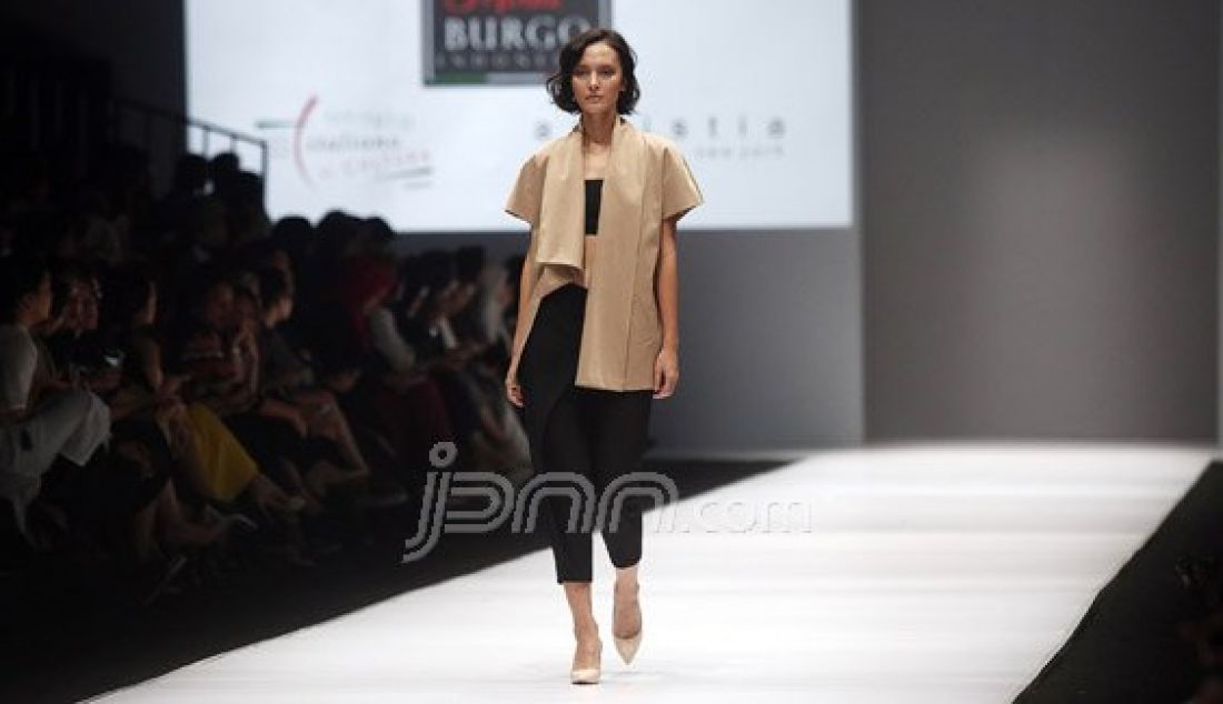 Model mengenakan pakaian dari rancangan desainer Ardistia New York pada Jakarta Fashion Week 2017 di Senayan City, Jakarta, Rabu (26/10). Foto : Ricardo/JPNN.com - JPNN.com