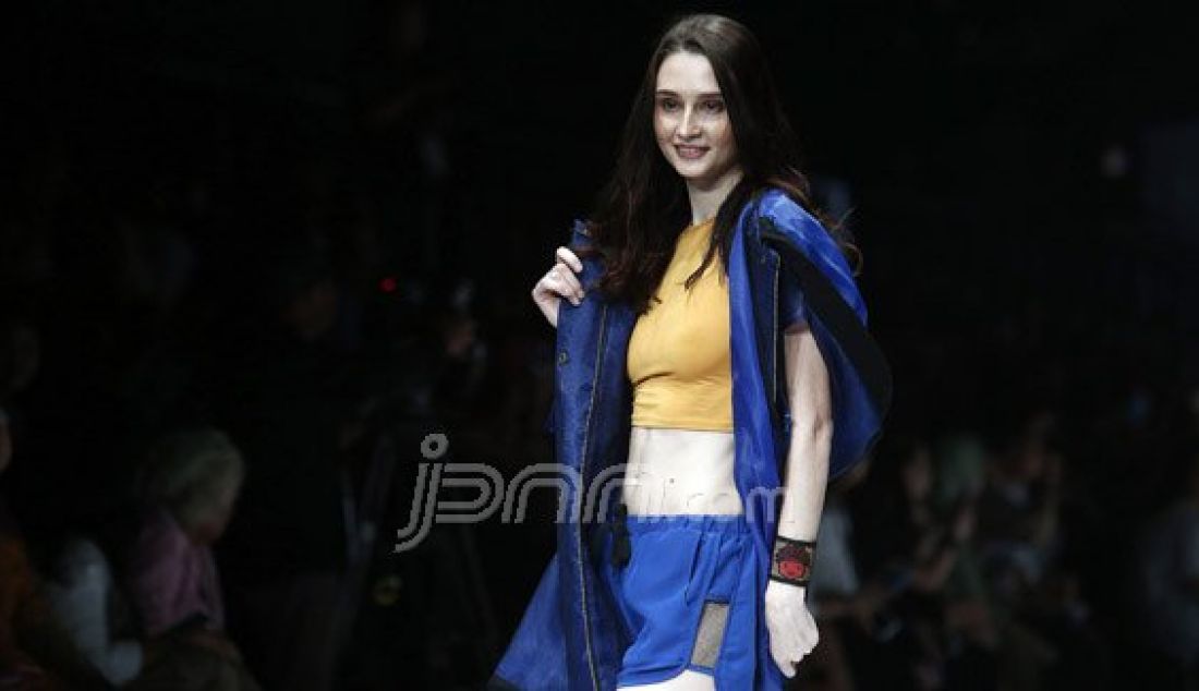 Model mengenakan pakaian dari rancangan desainer Raegitazoro pada Jakarta Fashion Week 2017 di Senayan City, Jakarta, Rabu (26/10). Foto : Ricardo/JPNN.com - JPNN.com