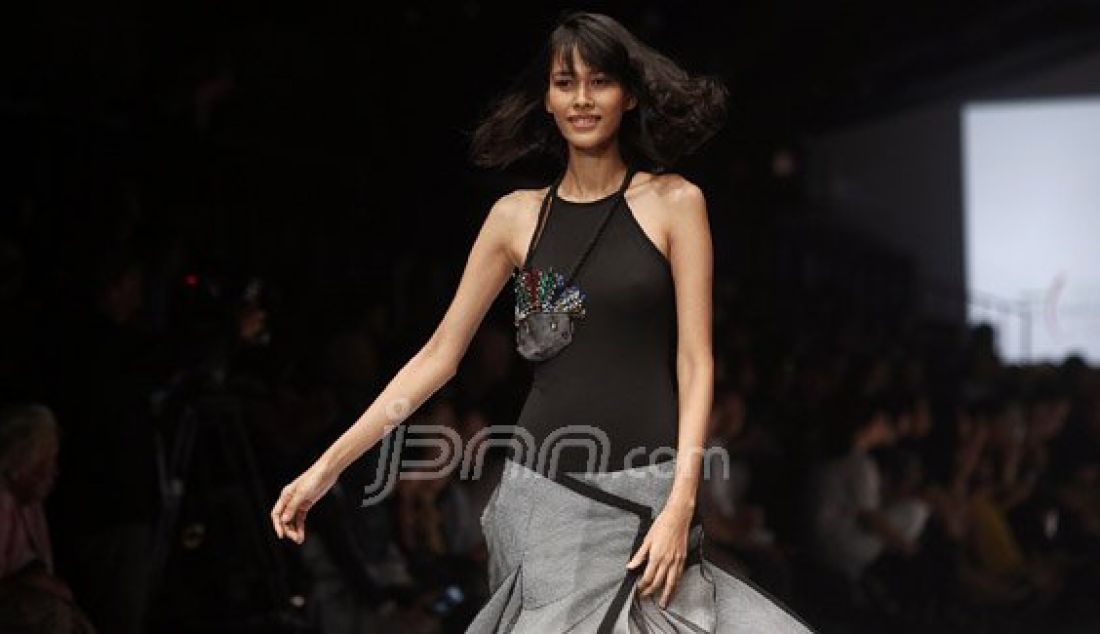 Model mengenakan pakaian dari rancangan desainer Raegitazoro pada Jakarta Fashion Week 2017 di Senayan City, Jakarta, Rabu (26/10). Foto : Ricardo/JPNN.com - JPNN.com