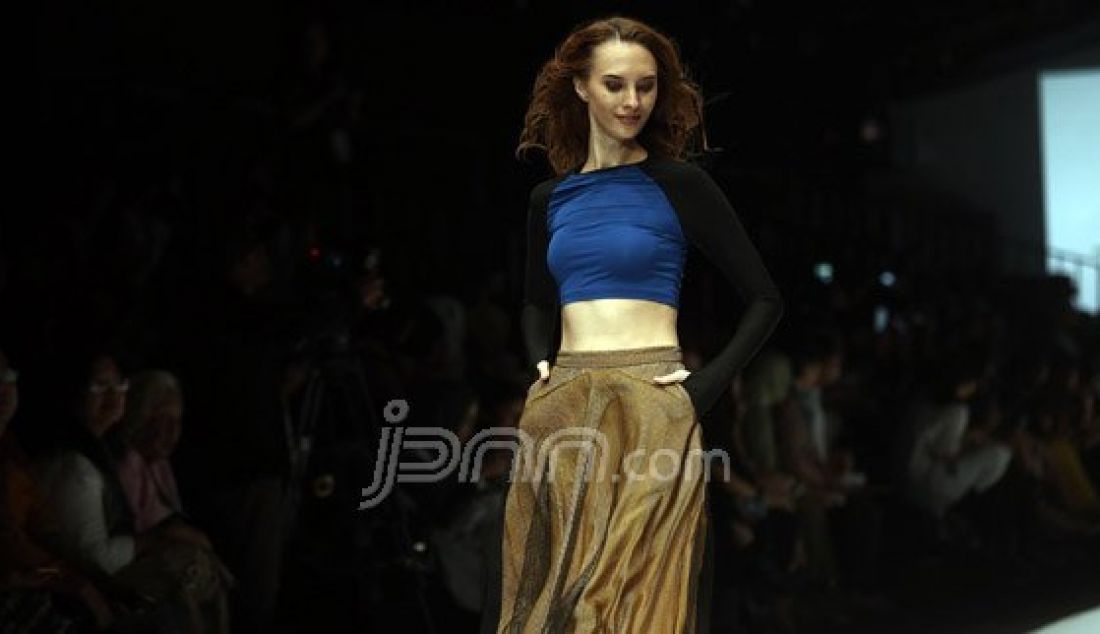 Model mengenakan pakaian dari rancangan desainer Raegitazoro pada Jakarta Fashion Week 2017 di Senayan City, Jakarta, Rabu (26/10). Foto : Ricardo/JPNN.com - JPNN.com