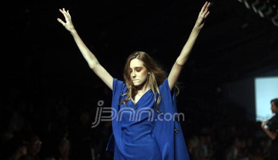 Model mengenakan pakaian dari rancangan desainer Raegitazoro pada Jakarta Fashion Week 2017 di Senayan City, Jakarta, Rabu (26/10). Foto : Ricardo/JPNN.com - JPNN.com