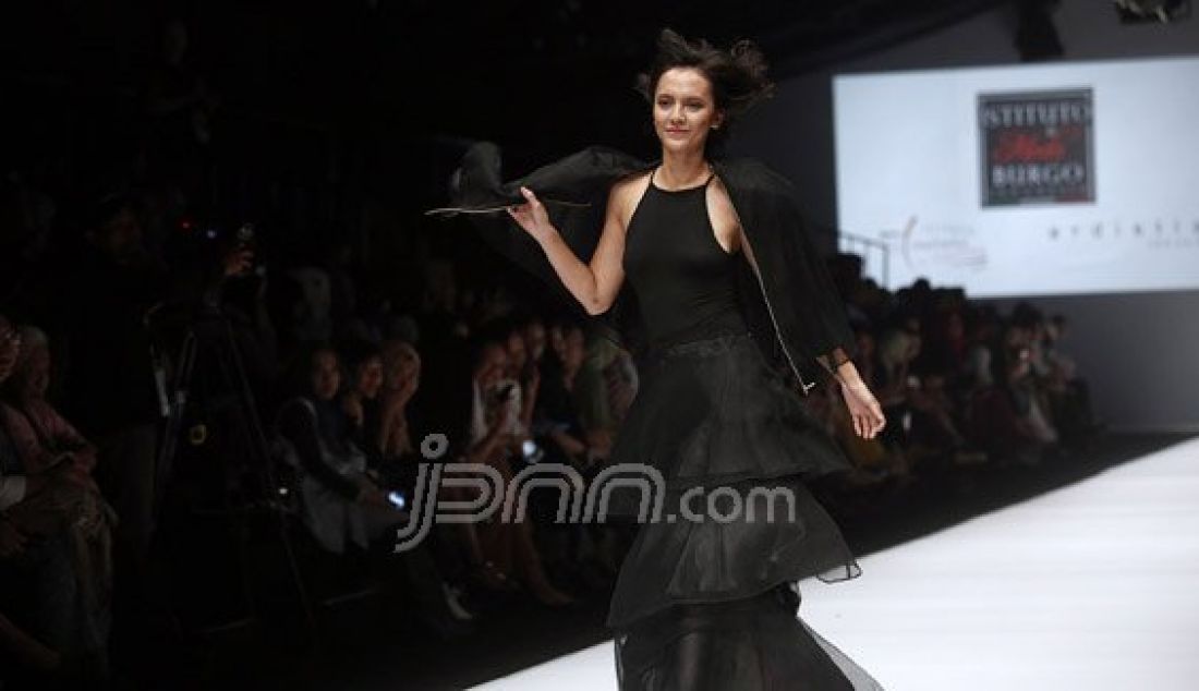 Model mengenakan pakaian dari rancangan desainer Raegitazoro pada Jakarta Fashion Week 2017 di Senayan City, Jakarta, Rabu (26/10). Foto : Ricardo/JPNN.com - JPNN.com