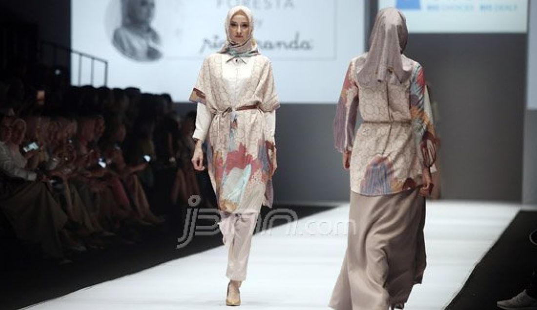 Model mengenakan pakaian dari rancangan desainer Ria Miranda pada Jakarta Fashion Week 2017 di Senayan City, Jakarta, Rabu (26/10). Foto : Ricardo/JPNN.com - JPNN.com