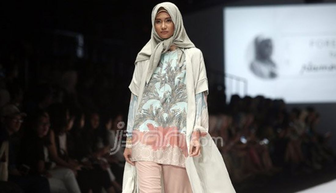 Model mengenakan pakaian dari rancangan desainer Ria Miranda pada Jakarta Fashion Week 2017 di Senayan City, Jakarta, Rabu (26/10). Foto : Ricardo/JPNN.com - JPNN.com