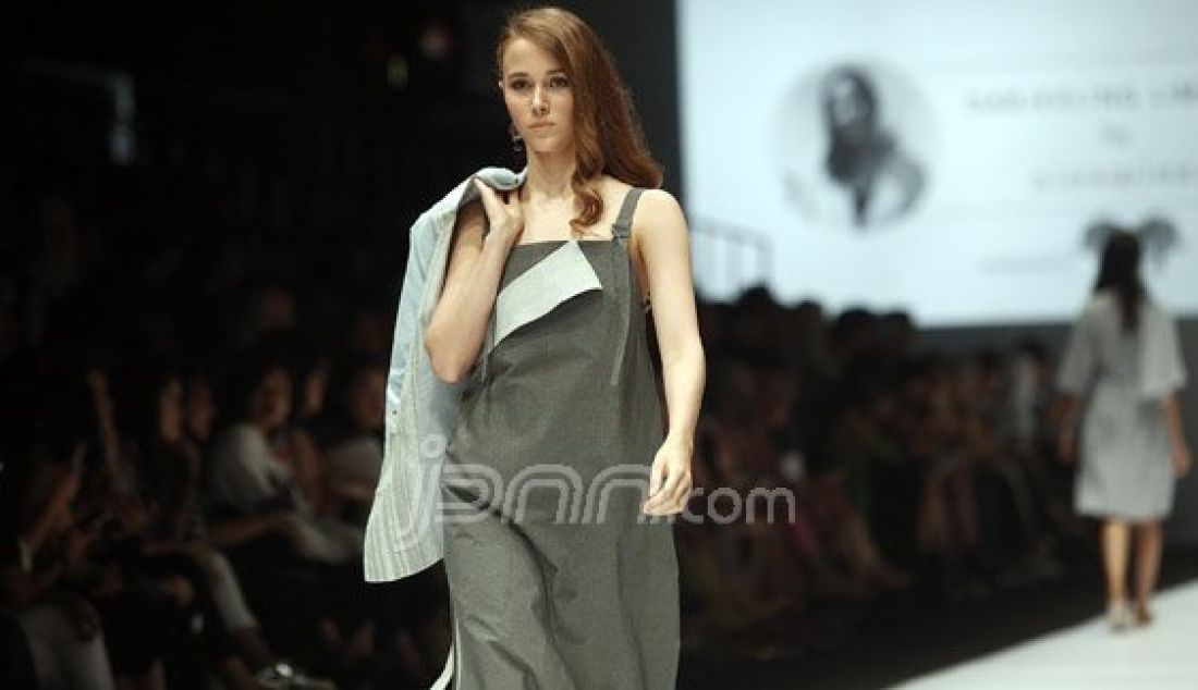 Model mengenakan pakaian dari rancangan desainer Alex[A]Lexa pada Jakarta Fashion Week 2017 di Senayan City, Jakarta, Rabu (26/10). Foto : Ricardo/JPNN.com - JPNN.com