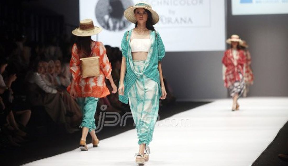 Model mengenakan pakaian dari rancangan desainer Purana pada Jakarta Fashion Week 2017 di Senayan City, Jakarta, Rabu (26/10). Foto : Ricardo/JPNN.com - JPNN.com