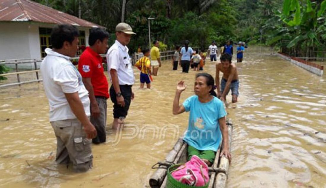 Banjir bandang yang menerjang wilayah Desa Juriyah, Kecamatan Bilato, Kabupaten Gorontalo, Kamis (27/10). Foto: Andri/Gorontalo Post - JPNN.com