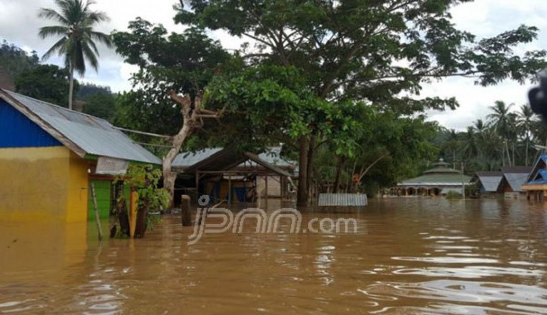 Banjir bandang yang menerjang wilayah Desa Juriyah, Kecamatan Bilato, Kabupaten Gorontalo, Kamis (27/10). Foto: Andri/Gorontalo Post - JPNN.com