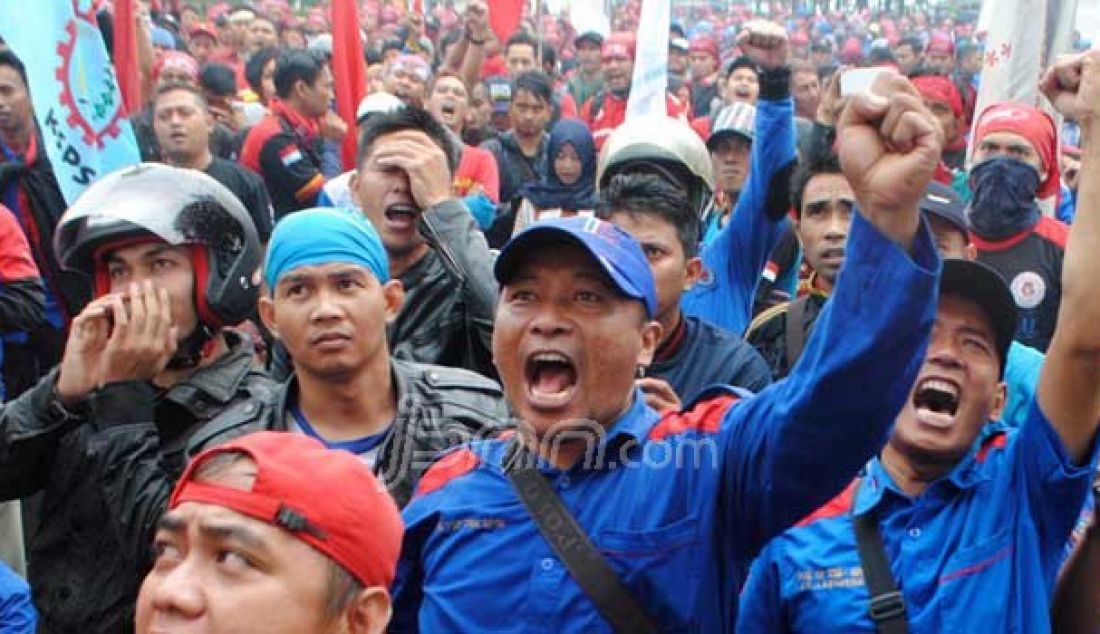 Massa dari Aliansi Buruh Jawa Barat menggelar aksi di depan Gedung Sate, Kota Bandung, Kamis (27/10). Dalam aksinya buruh menuntut penghapusan PP No 78 tahun 2015 tentang pengupahan. Foto: Amri/Bandung Ekpsres - JPNN.com