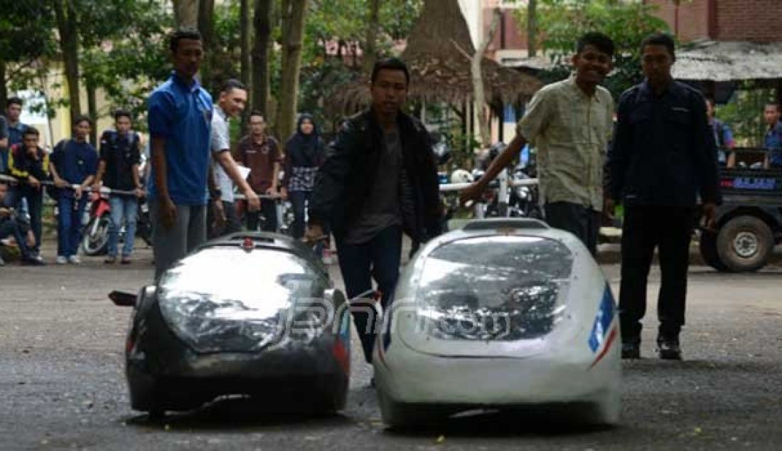 Dua mobil listrik yang bernama Moran Intan karya, karya Mahasiswa Tekhnik mesin Universitas Lampung (Unila) diujicobakan, Kamis (27/10). Mobil tersebut dsiapkan untuk mengikuti Kontes Mobil Hemat Energi (KMHE) yang digelar Kemenristek Dikti. Foto: Tegar/Radar Lampung - JPNN.com