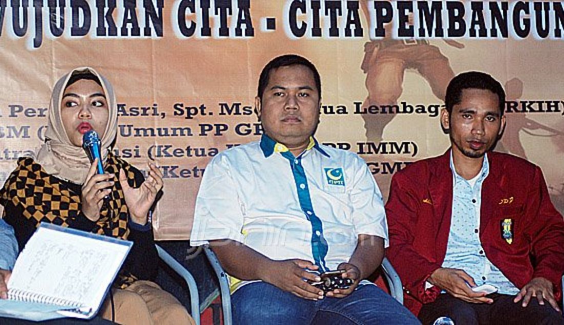 Ketua Lembaga PPP RKIH, Annisa Permata Asri (kiri) bersama Ketua Umum PP GPII Karman BM (tengah) dan Aktivis Muhammadiyah Didin (kanan), saat diskusi Pemuda Bicara Republik bertema 'Mempertegas Peran Pemuda Dalam Mewujudkan Cita-cita Pembangunan' di Jakarta, Jumat (28/10). Dalam diskusinya Annisa mengingatkan peran pemuda merupakan faktor penting yang sangat diandalkan oleh Bangsa Indonesia dalam mewujudkan cita-cita bangsa dan juga mempertahankan kedaulatan Bangsa. Foto : Ricardo/JPNN.com - JPNN.com