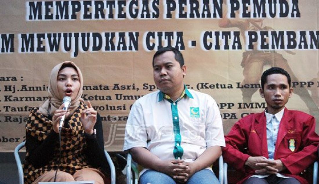 Ketua Lembaga PPP RKIH, Annisa Permata Asri (kiri) bersama Ketua Umum PP GPII Karman BM (tengah) dan Aktivis Muhammadiyah Didin (kanan), saat diskusi Pemuda Bicara Republik bertema 'Mempertegas Peran Pemuda Dalam Mewujudkan Cita-cita Pembangunan' di Jakarta, Jumat (28/10). Dalam diskusinya Annisa mengingatkan peran pemuda merupakan faktor penting yang sangat diandalkan oleh Bangsa Indonesia dalam mewujudkan cita-cita bangsa dan juga mempertahankan kedaulatan Bangsa. Foto : Ricardo/JPNN.com - JPNN.com