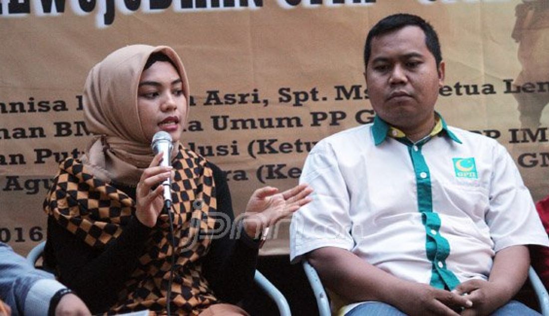 Ketua Lembaga PPP RKIH, Annisa Permata Asri (kiri) bersama Ketua Umum PP GPII Karman BM (tengah) dan Aktivis Muhammadiyah Didin (kanan), saat diskusi Pemuda Bicara Republik bertema 'Mempertegas Peran Pemuda Dalam Mewujudkan Cita-cita Pembangunan' di Jakarta, Jumat (28/10). Dalam diskusinya Annisa mengingatkan peran pemuda merupakan faktor penting yang sangat diandalkan oleh Bangsa Indonesia dalam mewujudkan cita-cita bangsa dan juga mempertahankan kedaulatan Bangsa. Foto : Ricardo/JPNN.com - JPNN.com