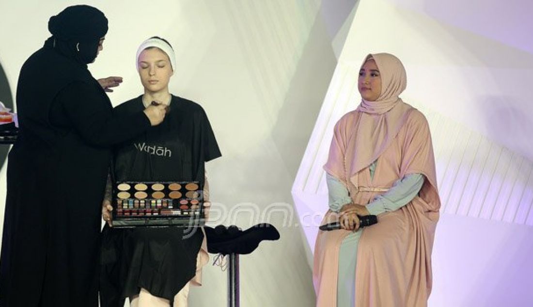 Wardah meluncurkan produk matte lip cream 12 colour inspiration di Jakarta, Jumat (28/10). Acara tersebut dihadirkan dua brand Ambassador Wardah yaitu Raline Shah dan Dewi Sandra. Foto: Ricardo/JPNN.com - JPNN.com