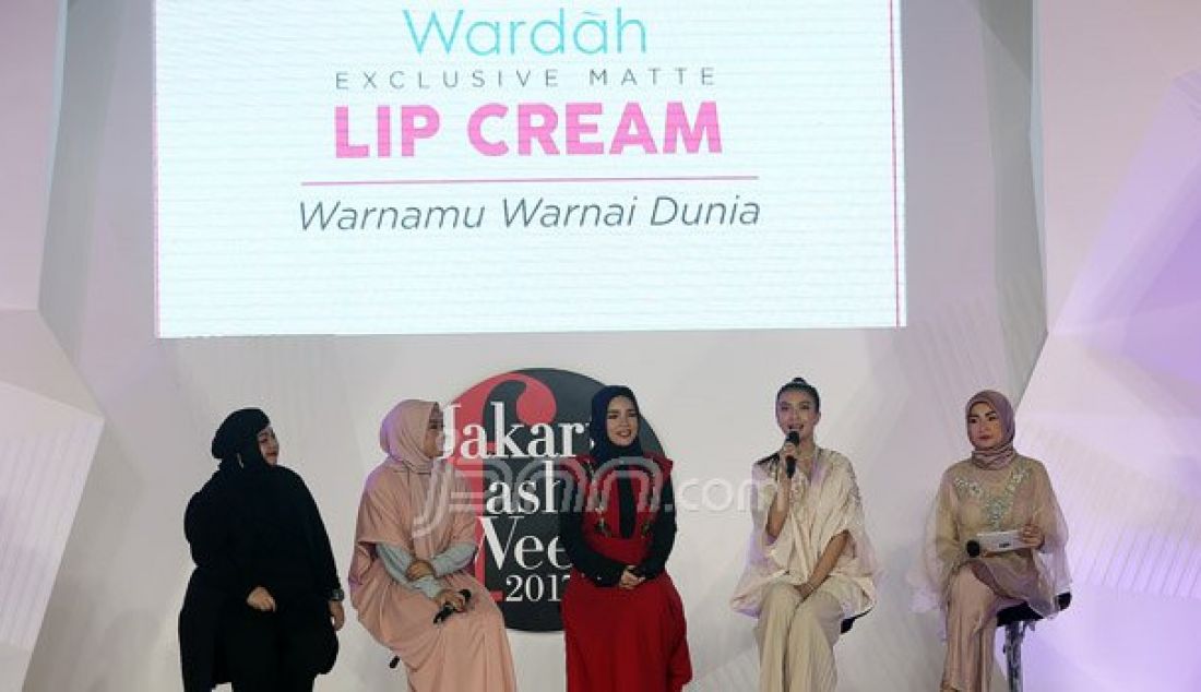 Wardah meluncurkan produk matte lip cream 12 colour inspiration di Jakarta, Jumat (28/10). Acara tersebut dihadirkan dua brand Ambassador Wardah yaitu Raline Shah dan Dewi Sandra. Foto: Ricardo/JPNN.com - JPNN.com