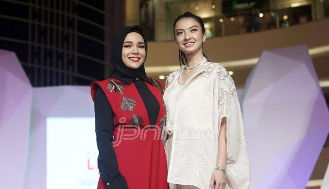 Wardah meluncurkan produk matte lip cream 12 colour inspiration di Jakarta, Jumat (28/10). Acara tersebut dihadirkan dua brand Ambassador Wardah yaitu Raline Shah dan Dewi Sandra. Foto: Ricardo/JPNN.com - JPNN.com