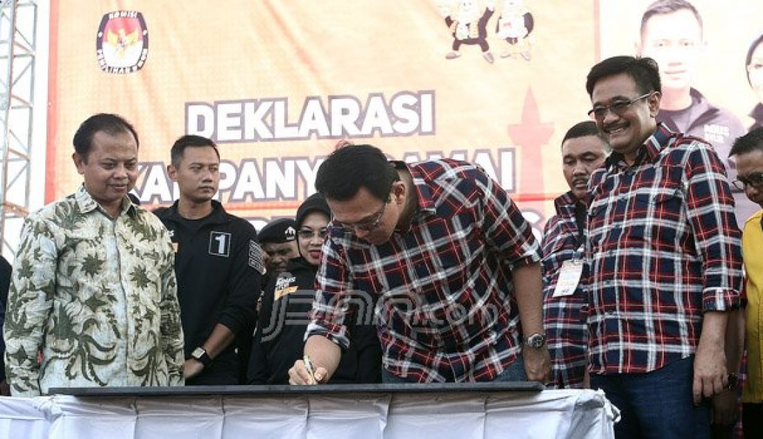 KPU DKI Jakarta menggelar Deklarasi Kampanye Damai Pemilihan Gubernur dan Wakil Gubernur DKI Jakarta Tahun 2017, Jakarta, Sabtu (29/10). Deklarasi tersebut dihadiri 3 Pasangan Calon dan Pawai keliling dari Silang Monas hingga Bundaran HI. Foto: Ricardo/JPNN.com - JPNN.com