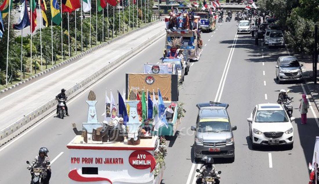 KPU DKI Jakarta menggelar Deklarasi Kampanye Damai Pemilihan Gubernur dan Wakil Gubernur DKI Jakarta Tahun 2017, Jakarta, Sabtu (29/10). Deklarasi tersebut dihadiri 3 Pasangan Calon dan Pawai keliling dari Silang Monas hingga Bundaran HI. Foto: Ricardo/JPNN.com - JPNN.com