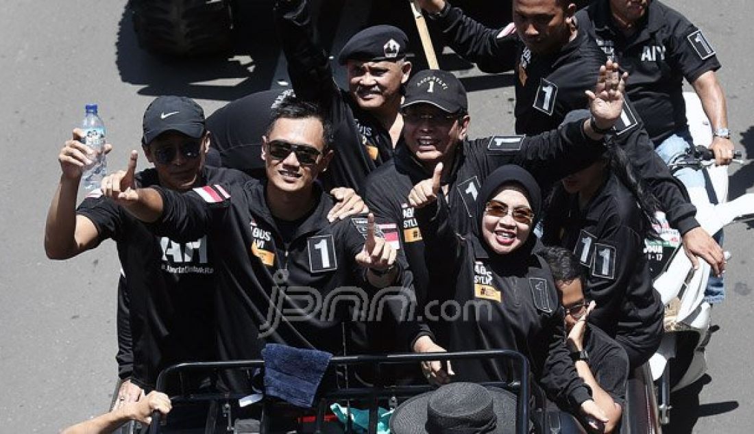 KPU DKI Jakarta menggelar Deklarasi Kampanye Damai Pemilihan Gubernur dan Wakil Gubernur DKI Jakarta Tahun 2017, Jakarta, Sabtu (29/10). Deklarasi tersebut dihadiri 3 Pasangan Calon dan Pawai keliling dari Silang Monas hingga Bundaran HI. Foto: Ricardo/JPNN.com - JPNN.com