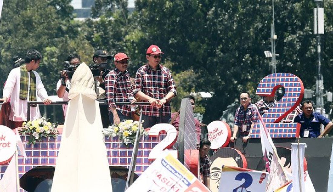 KPU DKI Jakarta menggelar Deklarasi Kampanye Damai Pemilihan Gubernur dan Wakil Gubernur DKI Jakarta Tahun 2017, Jakarta, Sabtu (29/10). Deklarasi tersebut dihadiri 3 Pasangan Calon dan Pawai keliling dari Silang Monas hingga Bundaran HI. Foto: Ricardo/JPNN.com - JPNN.com