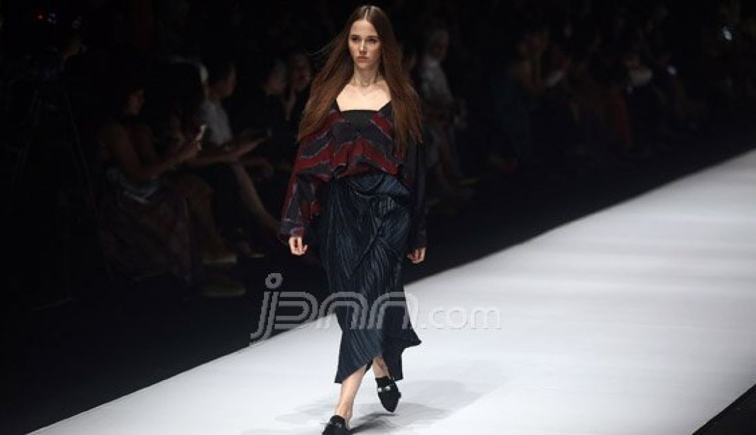 Model mengenakan pakaian dari rancangan desainer Elvara Jandini Subyakto berkolaborasi dengan desainer Margaux pada Jakarta Fashion Week 2017 di Senayan City, Jakarta, Jumat (28/10). Foto : Ricardo/JPNN.com - JPNN.com