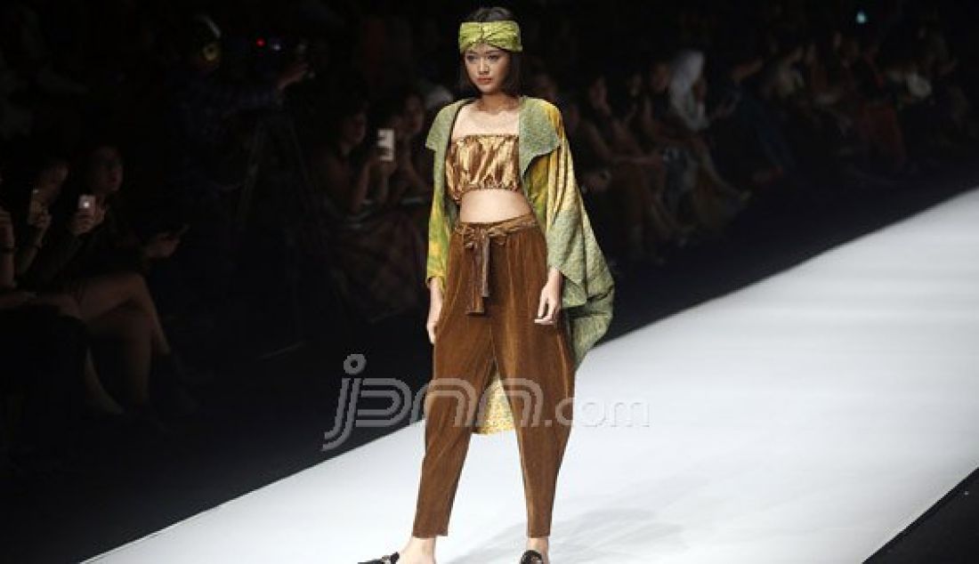 Model mengenakan pakaian dari rancangan desainer Elvara Jandini Subyakto berkolaborasi dengan desainer Margaux pada Jakarta Fashion Week 2017 di Senayan City, Jakarta, Jumat (28/10). Foto : Ricardo/JPNN.com - JPNN.com