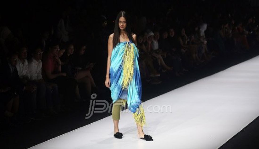 Model mengenakan pakaian dari rancangan desainer Elvara Jandini Subyakto berkolaborasi dengan desainer Margaux pada Jakarta Fashion Week 2017 di Senayan City, Jakarta, Jumat (28/10). Foto : Ricardo/JPNN.com - JPNN.com