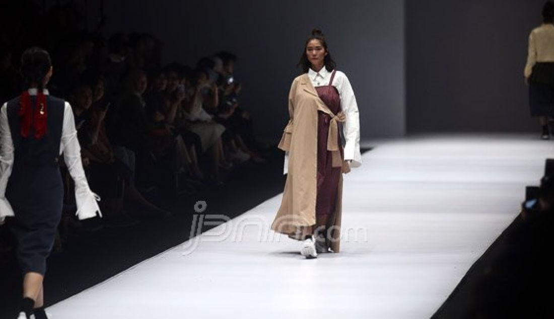 Model mengenakan pakaian dari rancangan desainer IKYK pada Jakarta Fashion Week 2017 di Senayan City, Jakarta, Jumat (28/10). Foto : Ricardo/JPNN.com - JPNN.com