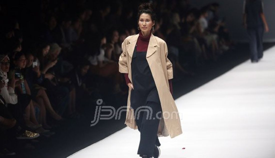 Model mengenakan pakaian dari rancangan desainer IKYK pada Jakarta Fashion Week 2017 di Senayan City, Jakarta, Jumat (28/10). Foto : Ricardo/JPNN.com - JPNN.com