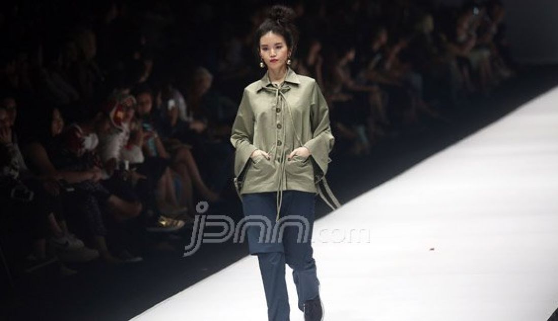 Model mengenakan pakaian dari rancangan desainer IKYK pada Jakarta Fashion Week 2017 di Senayan City, Jakarta, Jumat (28/10). Foto : Ricardo/JPNN.com - JPNN.com