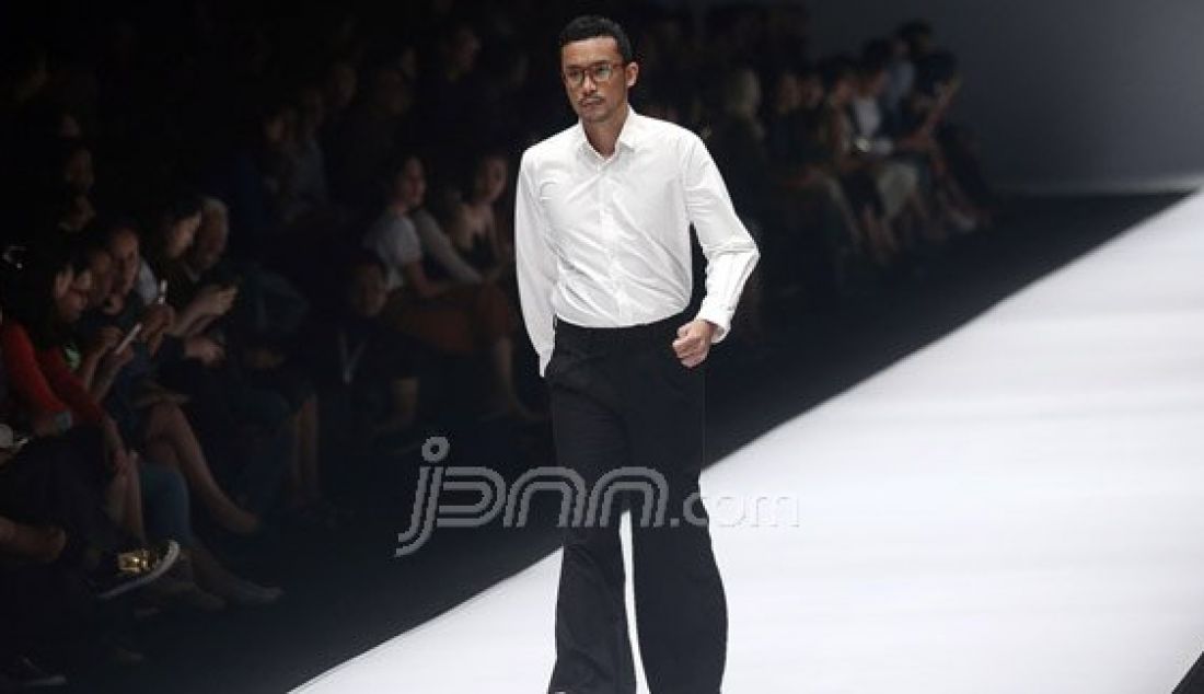 Model mengenakan pakaian dari rancangan desainer IKYK pada Jakarta Fashion Week 2017 di Senayan City, Jakarta, Jumat (28/10). Foto : Ricardo/JPNN.com - JPNN.com