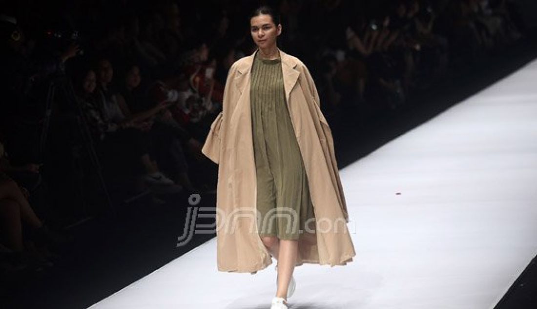 Model mengenakan pakaian dari rancangan desainer IKYK pada Jakarta Fashion Week 2017 di Senayan City, Jakarta, Jumat (28/10). Foto : Ricardo/JPNN.com - JPNN.com