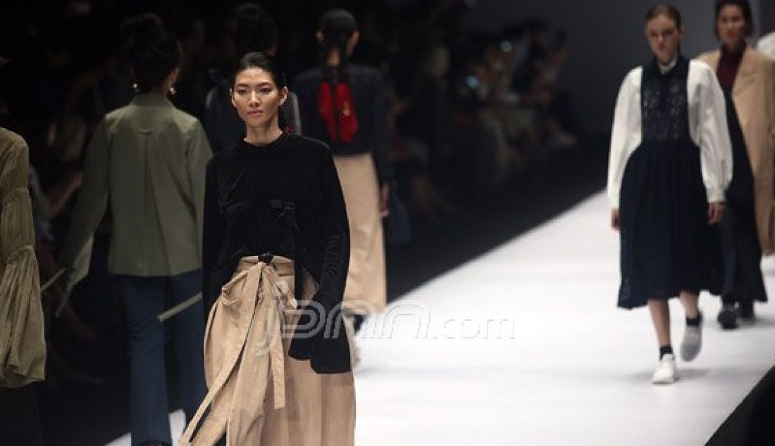 Model mengenakan pakaian dari rancangan desainer IKYK pada Jakarta Fashion Week 2017 di Senayan City, Jakarta, Jumat (28/10). Foto : Ricardo/JPNN.com - JPNN.com