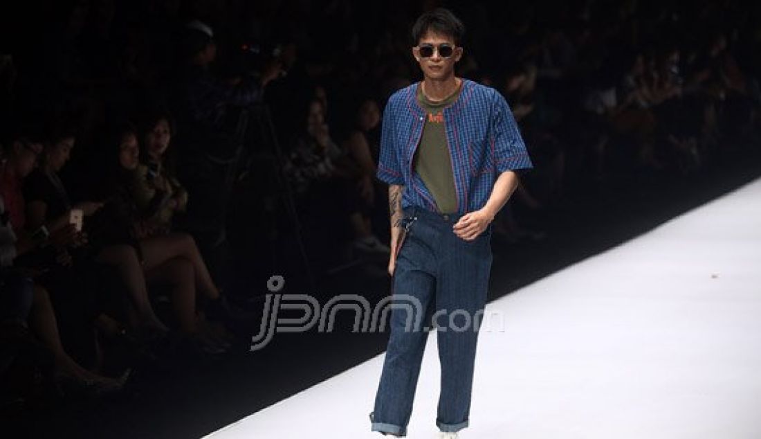 Model mengenakan pakaian dari rancangan desainer Twee x Hwansung Park pada Jakarta Fashion Week 2017 di Senayan City, Jakarta, Jumat (28/10). Foto : Ricardo/JPNN.com - JPNN.com