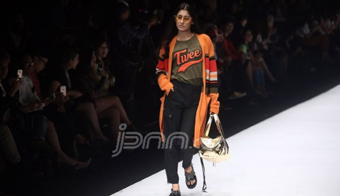 Model mengenakan pakaian dari rancangan desainer Twee x Hwansung Park pada Jakarta Fashion Week 2017 di Senayan City, Jakarta, Jumat (28/10). Foto : Ricardo/JPNN.com - JPNN.com